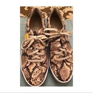 Clarks NWT Snakeskin sneaker, 8